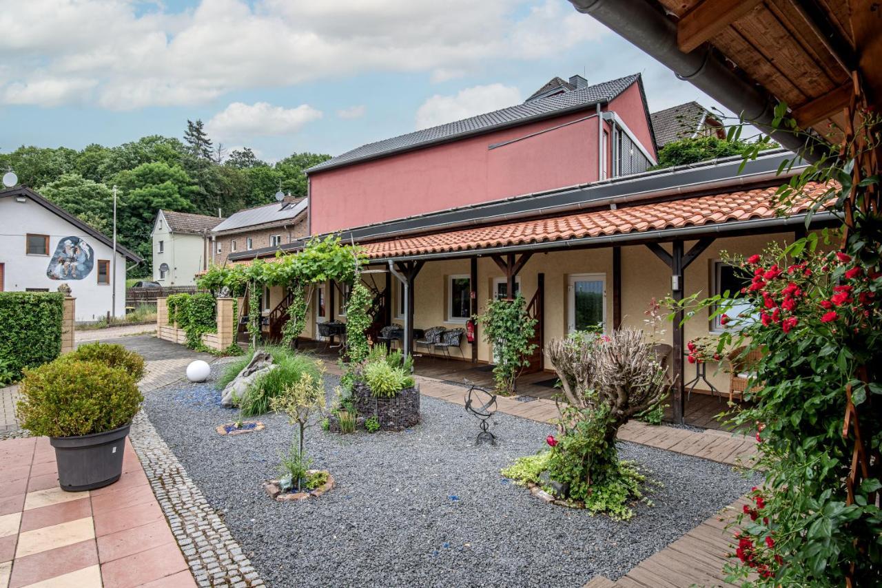 Land-Hotel Zum Schwan, Garni WEILERSWIST-METTERNICH Exterior foto